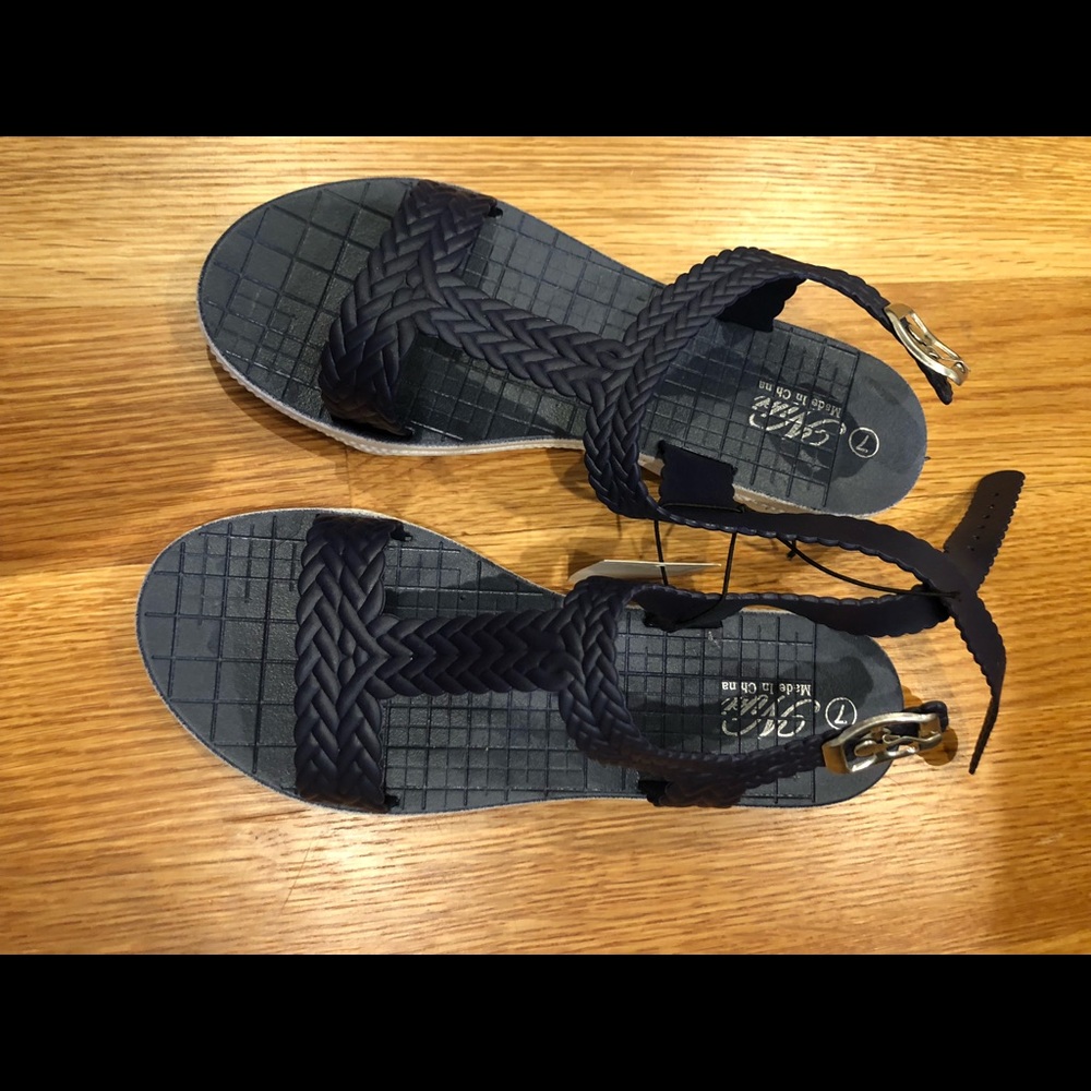 Navy blue Rubber Tevas style sandal size 7. NWT